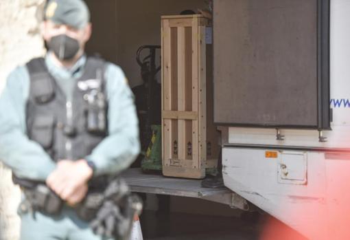 La Guardia Civil ha escoltado el camión y protegido la descarga de las obras de arte en Barbastro