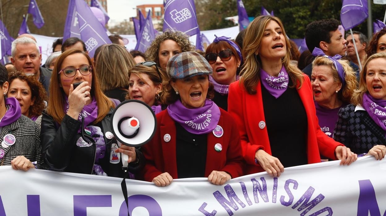 Begoña Gómez (d) durante la manifestación feminista del 8-M celebrada el año pasado