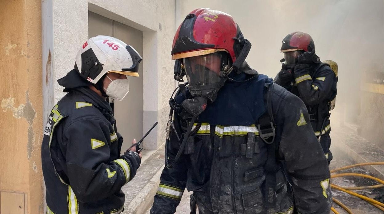 Efectivos de Bomberos en las tareas de extinción del incendio en Torreblanca