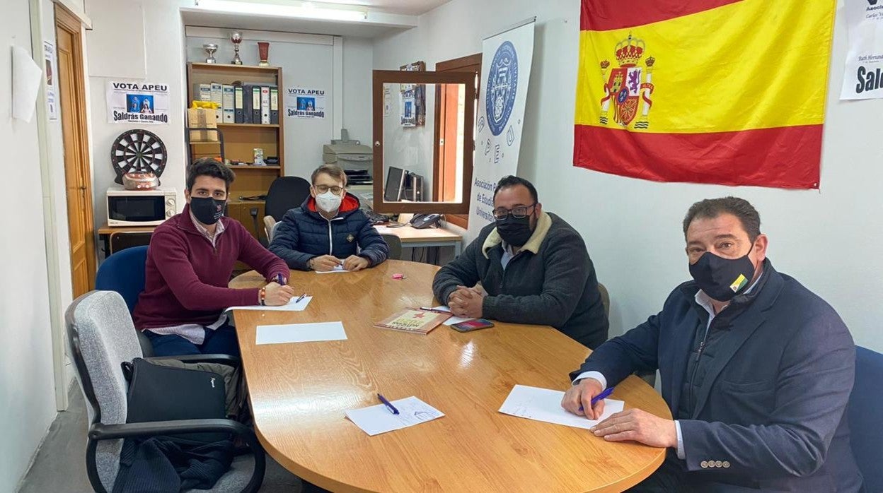 Roberto García en la reunión con Gonzalo Pedraza, el nuevo presidente de APEU, un encuentro al que asisitieron también Manuel Fernández y David Bejarano