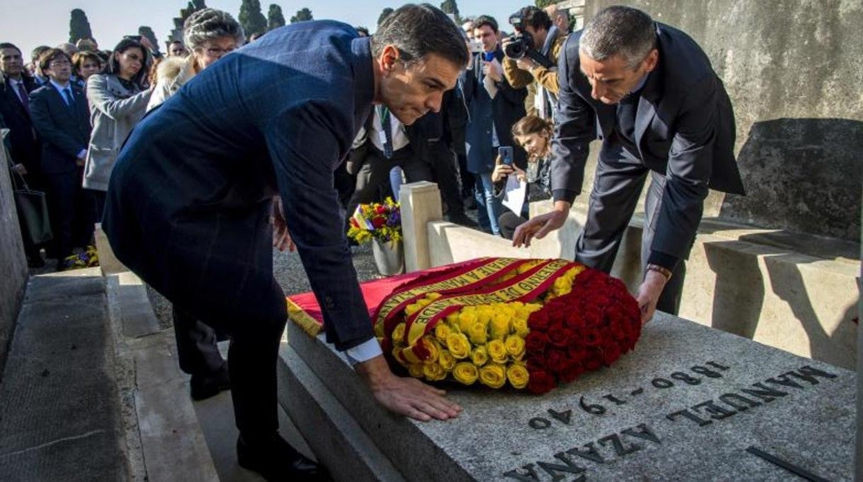 Pedro Sánchez en la tumba de Manuel Azaña en Montauban, Francia, en el aniversario de su nacimiento en 2020