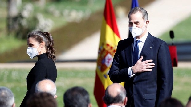 El Rey pide ante Sánchez e Iglesias «el compromiso de todos los demócratas con la memoria de las víctimas»
