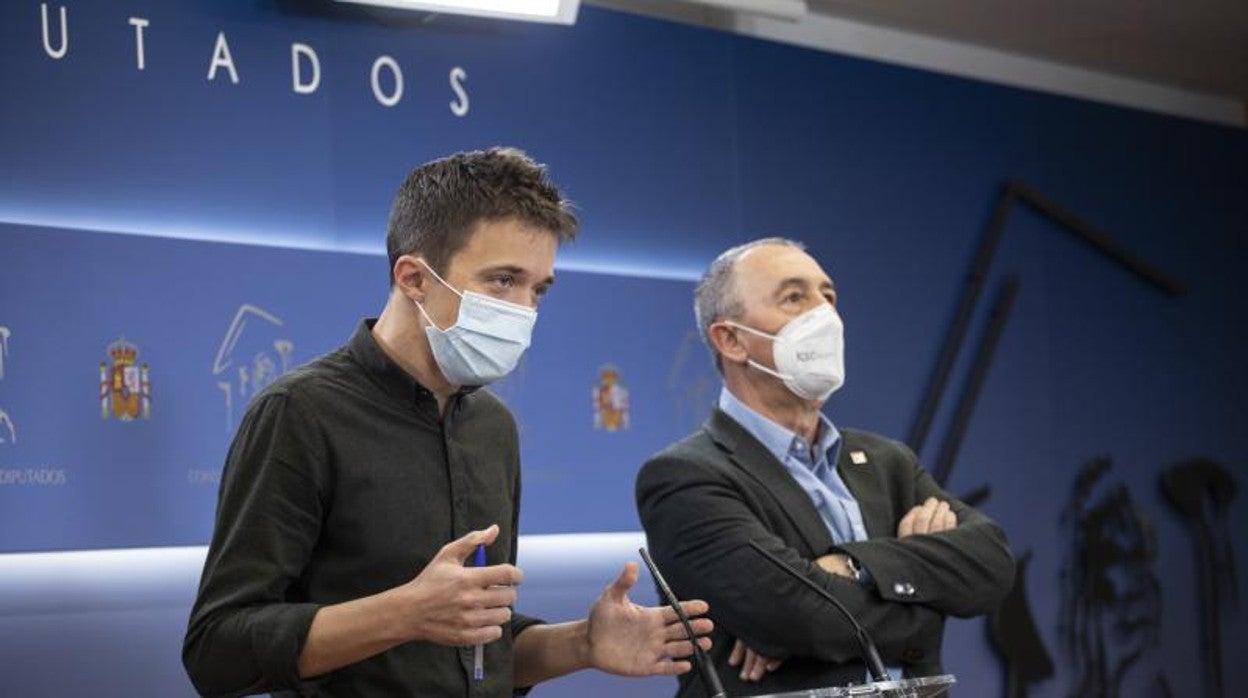 El líder de Más País, Íñigo Errejón, junto al portavoz de Compromís, Joan Baldoví, esta semana en el Congreso