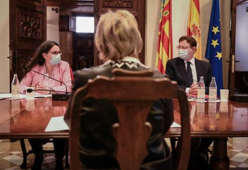 Mónica Oltra y Ximo Puig, frente a la consellera de Sanidad, Ana Barceló