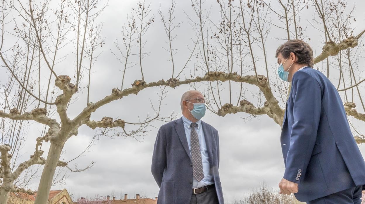 Mañueco e Igea conversan en la sede de la Junta, en el Colegio de la Asunción de Valladolid, antes de la rueda de prensa