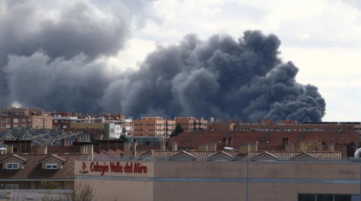 Vista de la enorme columna de humo desde el casco urbano de Valdemoro