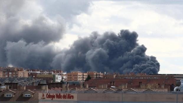 Espectacular incendio en un almacén de huevos de gallina en Valdemoro