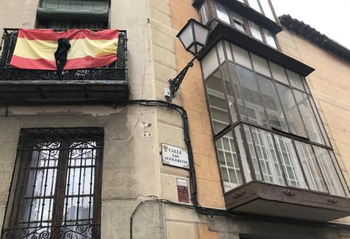 Crespones negros en la calle Alfileritos (Toledo)