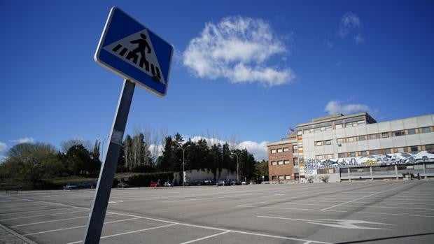 Macrobotellón en la Complutense: multados 80 jóvenes en el aparcamiento de Políticas