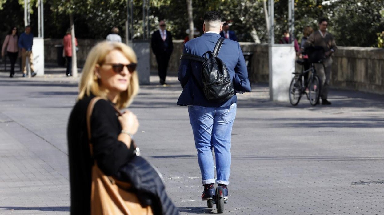 Un hombre en patinete eléctrico, en una imagen de archivo