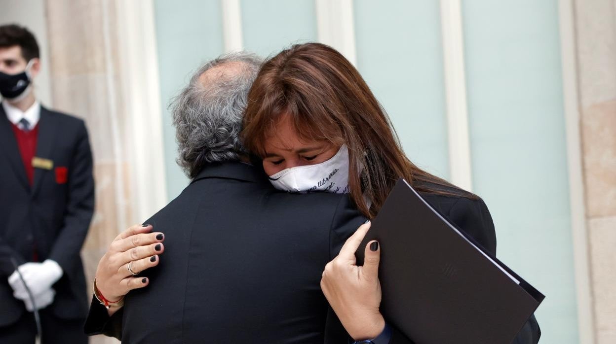 Laura Borrás abraza al expresidente Quim Torra en la constitución del Parlament del viernes pasado