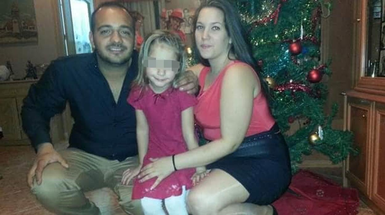 Peke y Jéssica, las dos víctimas, con uno de sus hijos