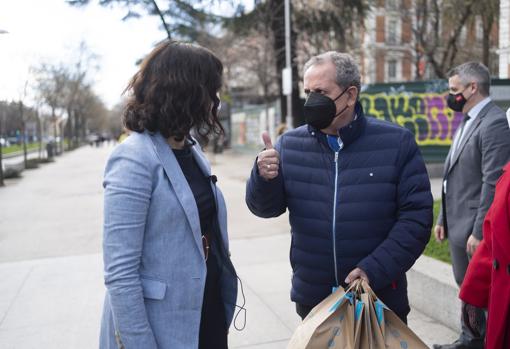 Isabel Díaz Ayuso hablando con transeúntes por el Paseo de Recoletos de Madrid