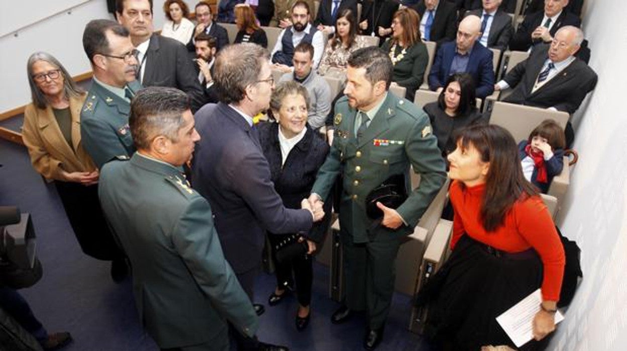 Feijóo con los familiares de Constantino Limia y Pedro Cabezas en un homenaje