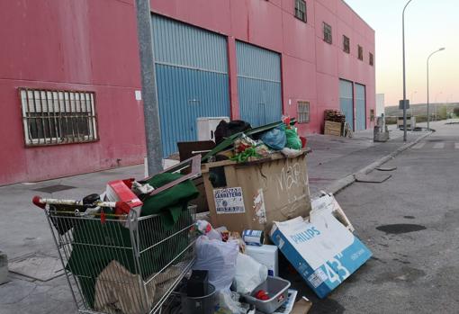 Las dos naves que ocupaban los clanes en Borox hasta ayer, tras la detención del sospechoso