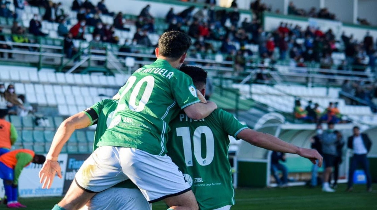 Los jugadores del CD Toledo celebran uno de los goles contra el Madridejos