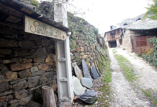 Señal de la distancia a Santiago en el municipio de Villavieja (Camino de Invierno)
