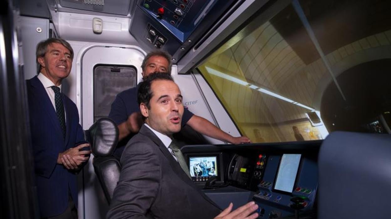 Ignacio Aguado (dcha) y Ángel Garrido, en un dispositivo de realidad virtual para realizar las prácticas de conductores de Metro