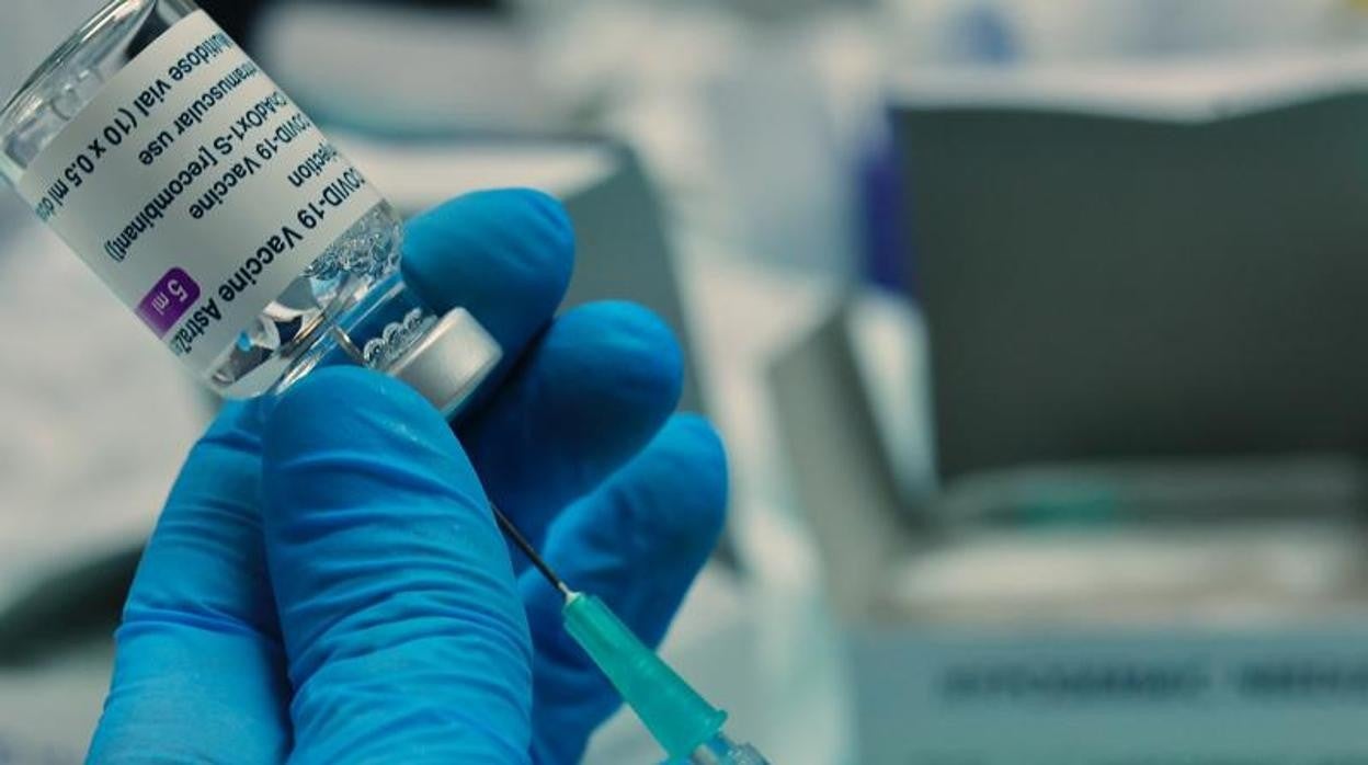 Un sanitario aragonés extrae una dosis de vacuna de AstraZeneca para inyectarla a un usuario