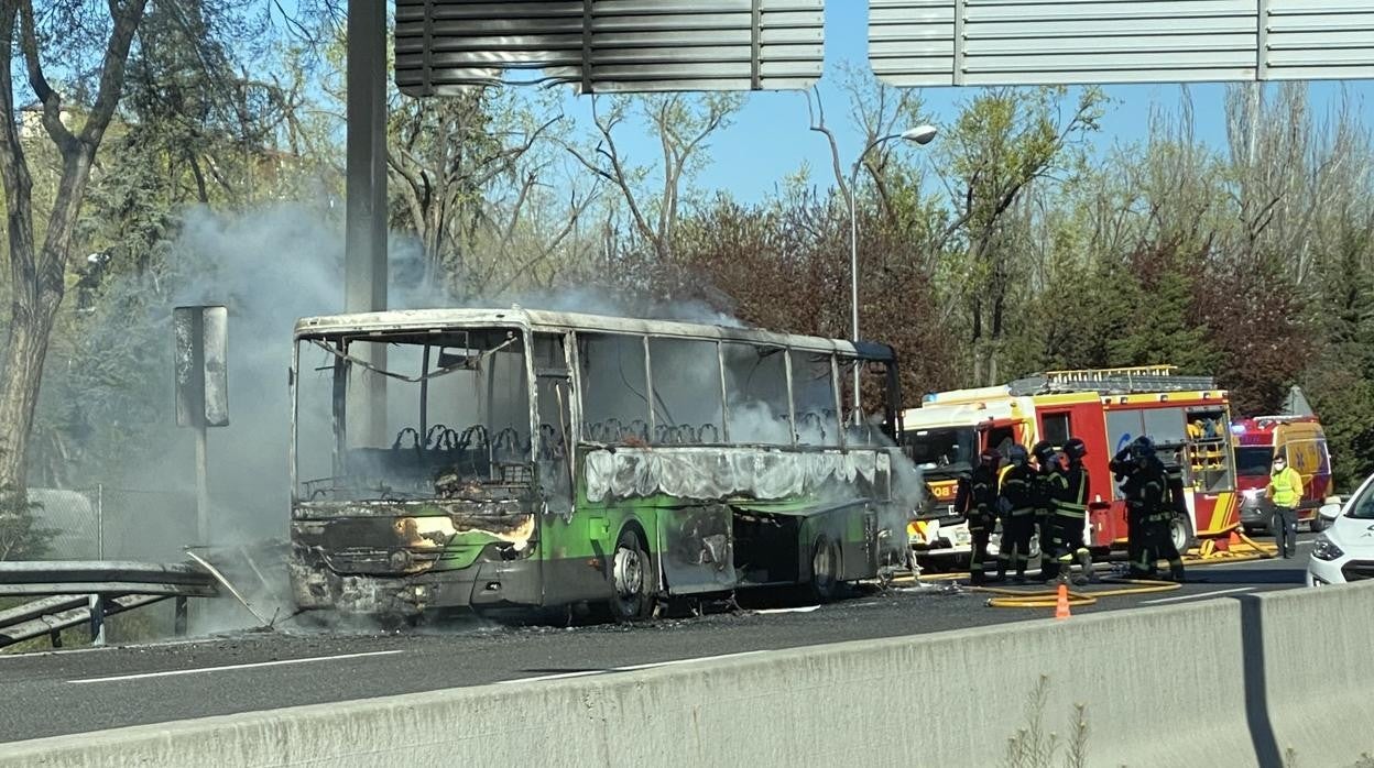 El autobús consumido por las llamas, este lunes, en el kilómetro 9 de la A-3