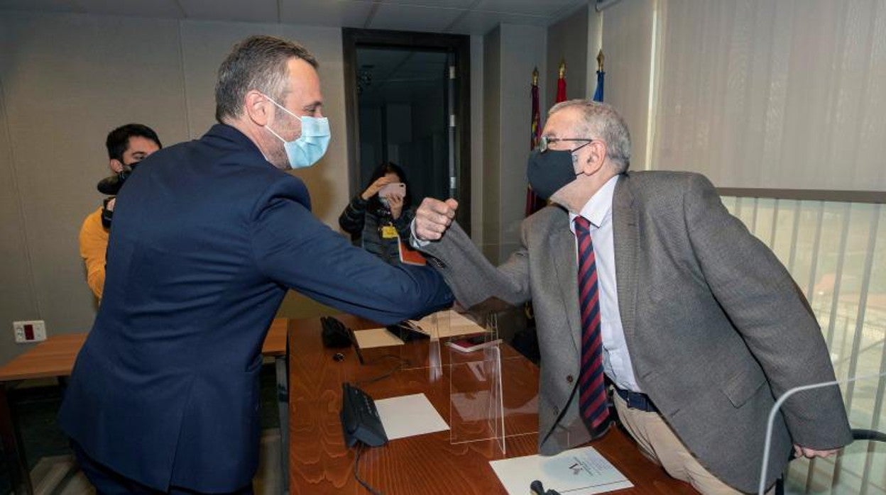 El presidente de la Asamblea de Murcia, Alberto Castillo, a la derecha, en una imagen de archivo