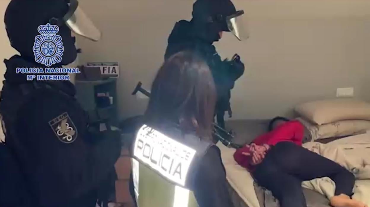 Momento de la detención de uno de los encartados