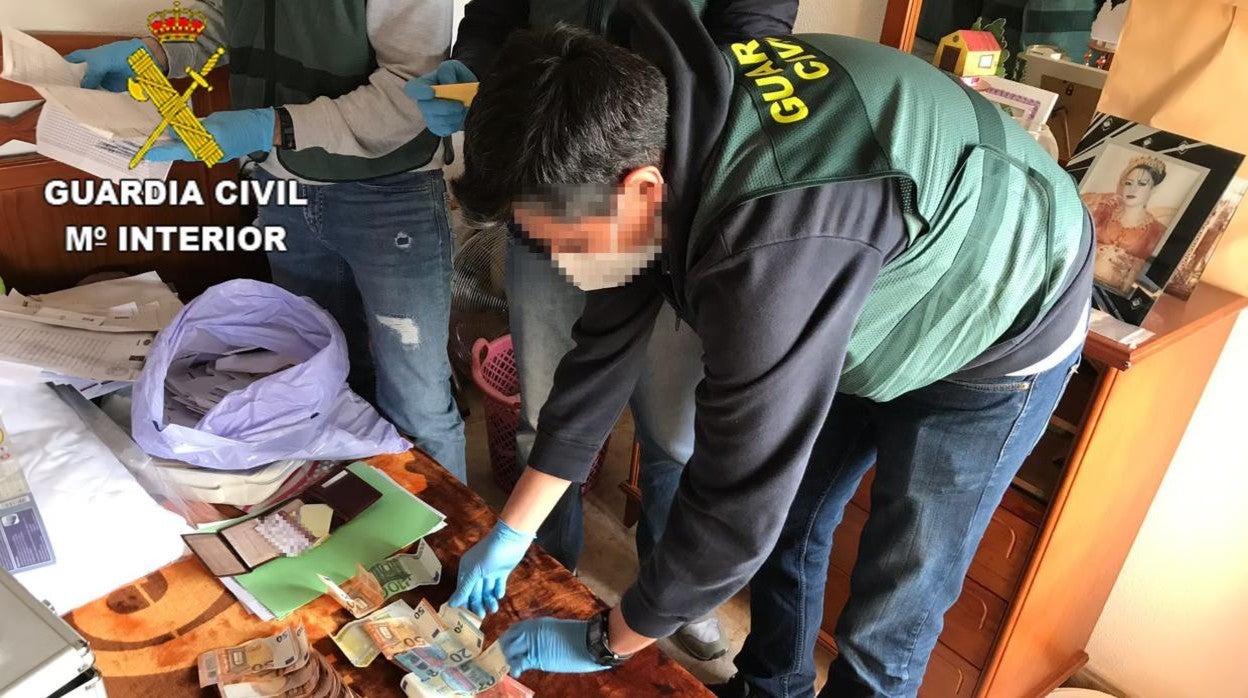 Agentes de la Guardia Civil en uno de los cinco registros realizados en la provincia de Toledo