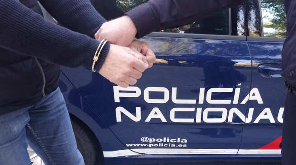 Detenido por vender droga con un servicio de «tele-coca» en su coche y sin carné