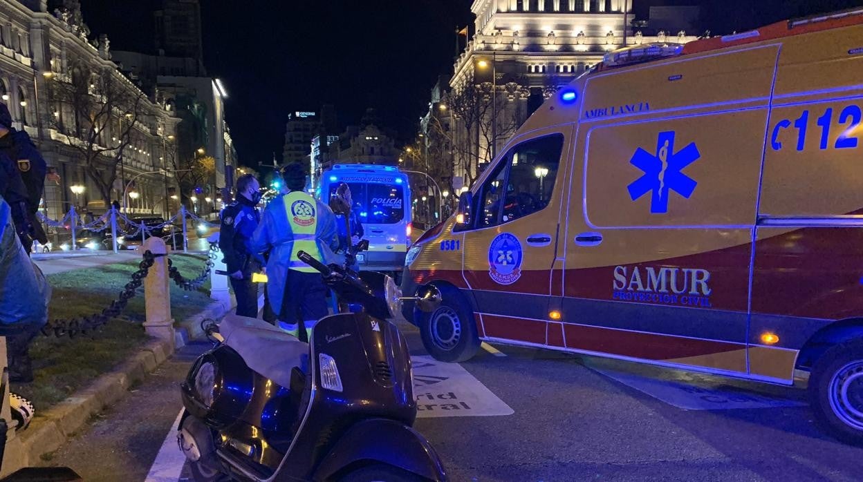 Una de las motococicletas implicadas en el accidente, junto a la plaza de Cibeles