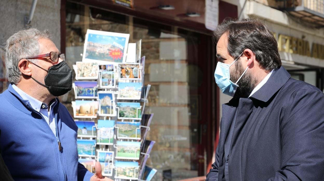 Paco Núñez ha visitado este lunes un comercio de artesanía de Toledo