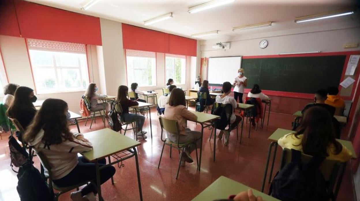 Alumnos gallegos en una clase con pizarra digital en una imagen de archivo