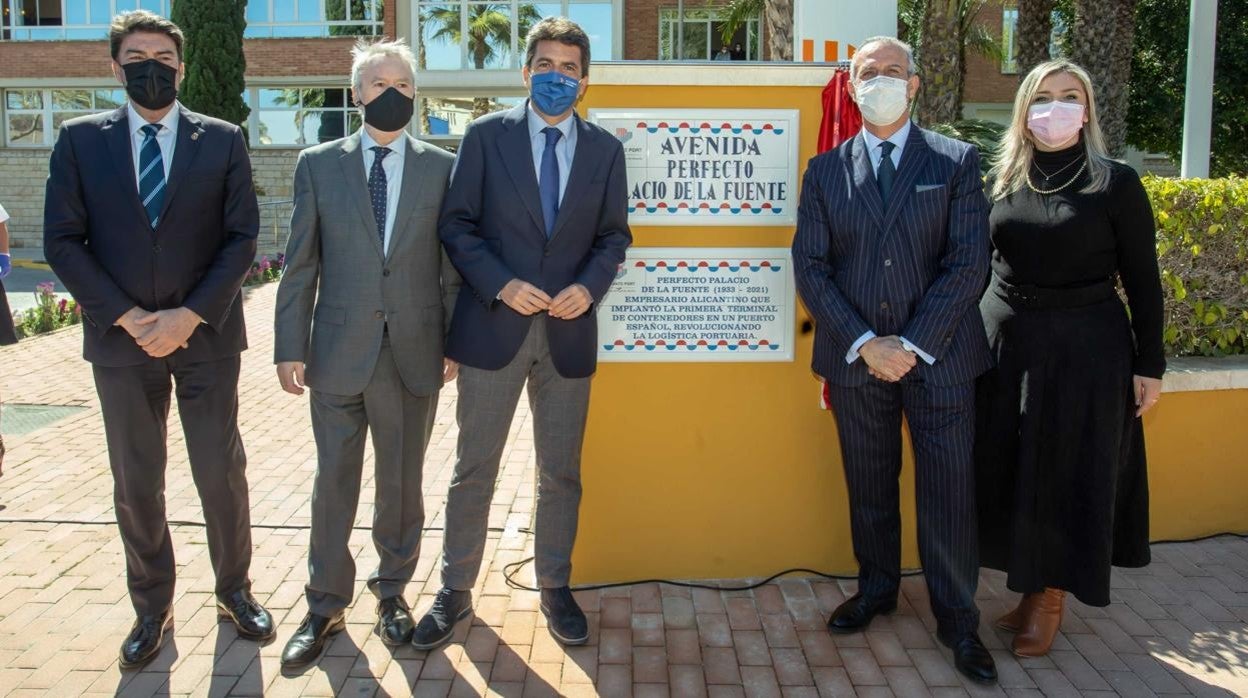 El hijo del homenajeado con el nombre de la avenida, junto a la placa en la inauguración con el alcalde, la vicealcaldesa, el presidente de la Diputación y el de la Autoridad Portuaria