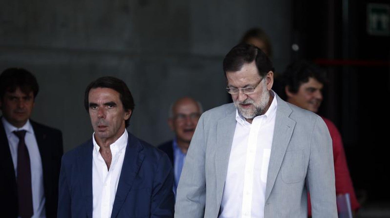 Los expresidentes del Gobierno y del PP José María Aznar y Mariano Rajoy