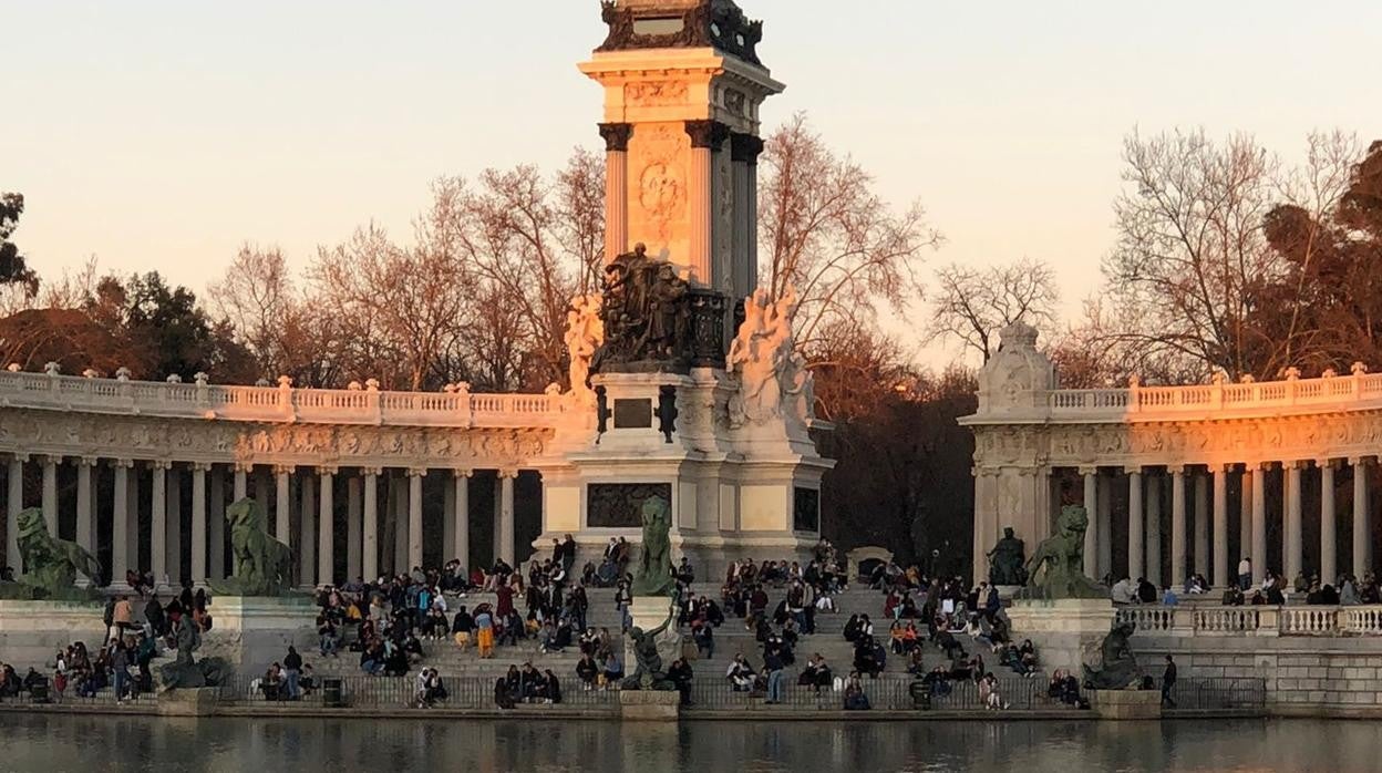 Gente en la escalinata del estanque del Retiro, este fin de semana