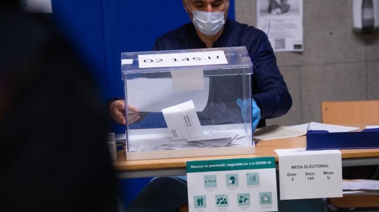 Urnas en un colegio electoral de Cataluña durante las elecciones autonómicas del 14 de febrero