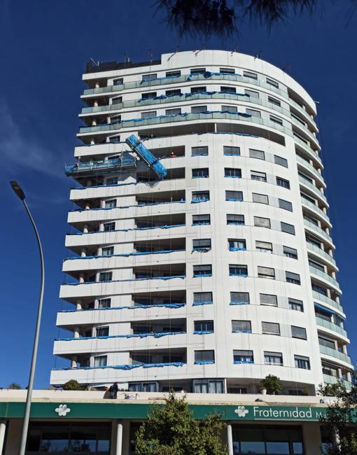 Un policía fuera de servicio rescata a un trabajador suspendido en la planta doce de un edificio en Valencia