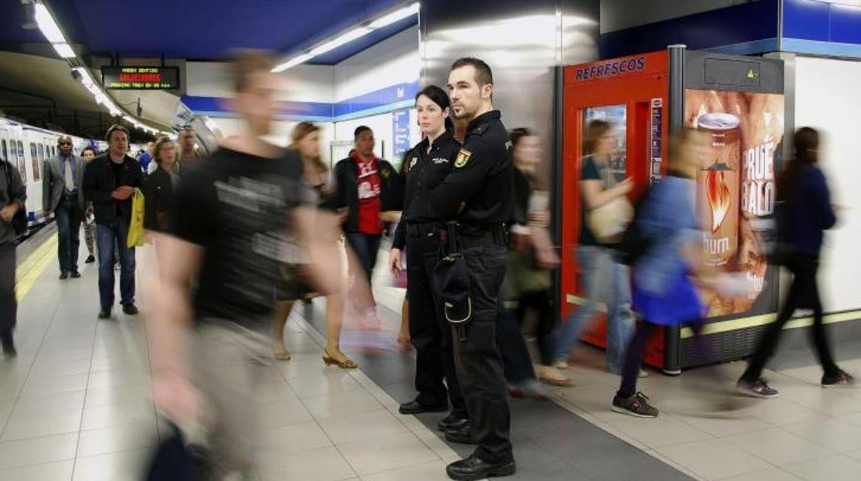 Policías de la Brigada Móvil en el Metro de Madrid