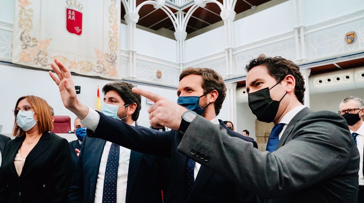 Pablo Casado, con Fernando López Miras y Teodoro García Egea, después de la votación en Cartagena