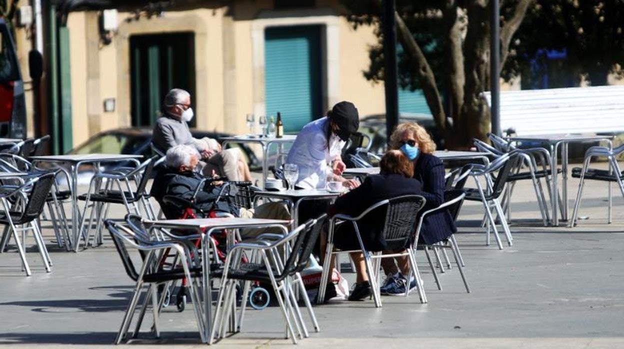 Clientes en la terraza de un local de hostelería ferrolano