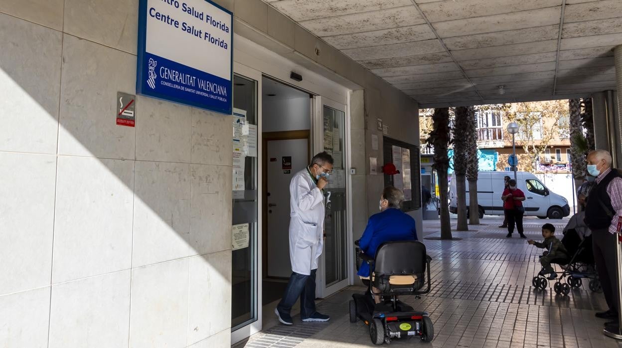 Imagen de archivo de los accesos a un centro de salud de Alicante