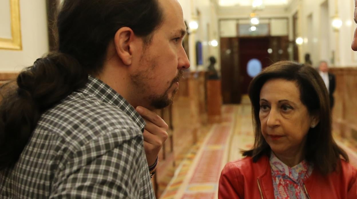 La ministra de Defensa, Margarita Robles, atendiendo a los medios de comunicación