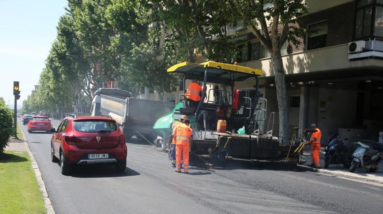 Unos operarios realizan mejoras en el asfaltado en una calle de Madrid