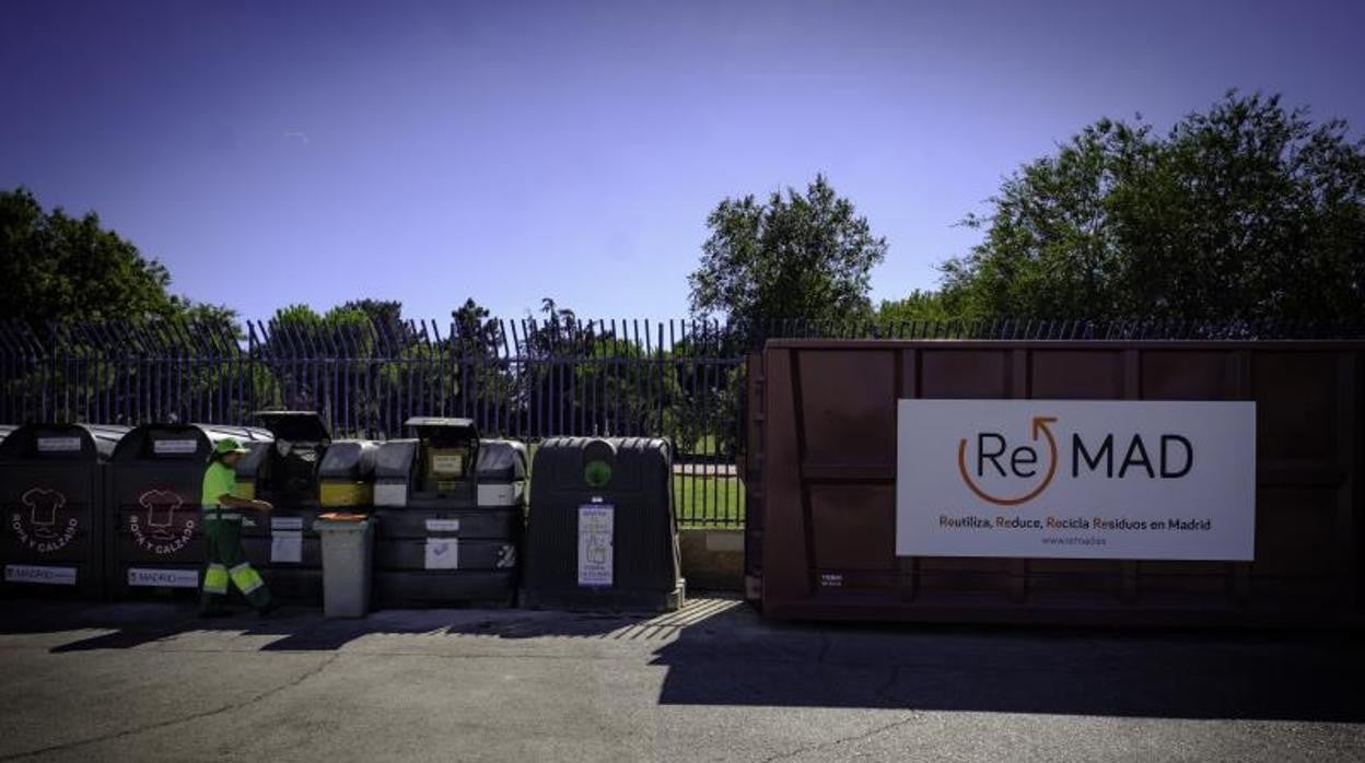 Uno de los puntos limpios fijos donde se pueden llevar los aparatos para su reciclaje