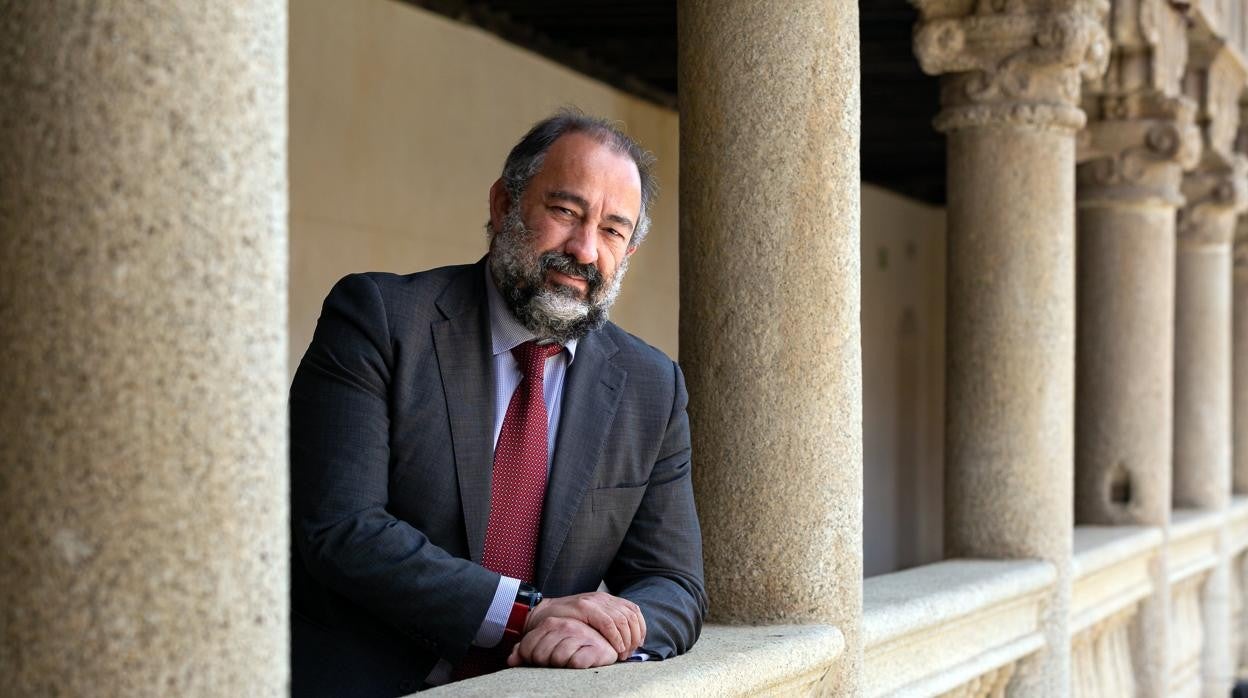 El rector de la UCLM, José Julián Garde, en el claustro de San Pedro Mártir, en Toledo