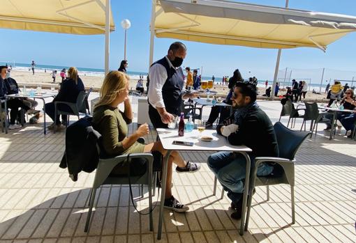 Imagen de la terraza de un restaurante frente a la playa de San Juan de Alicante