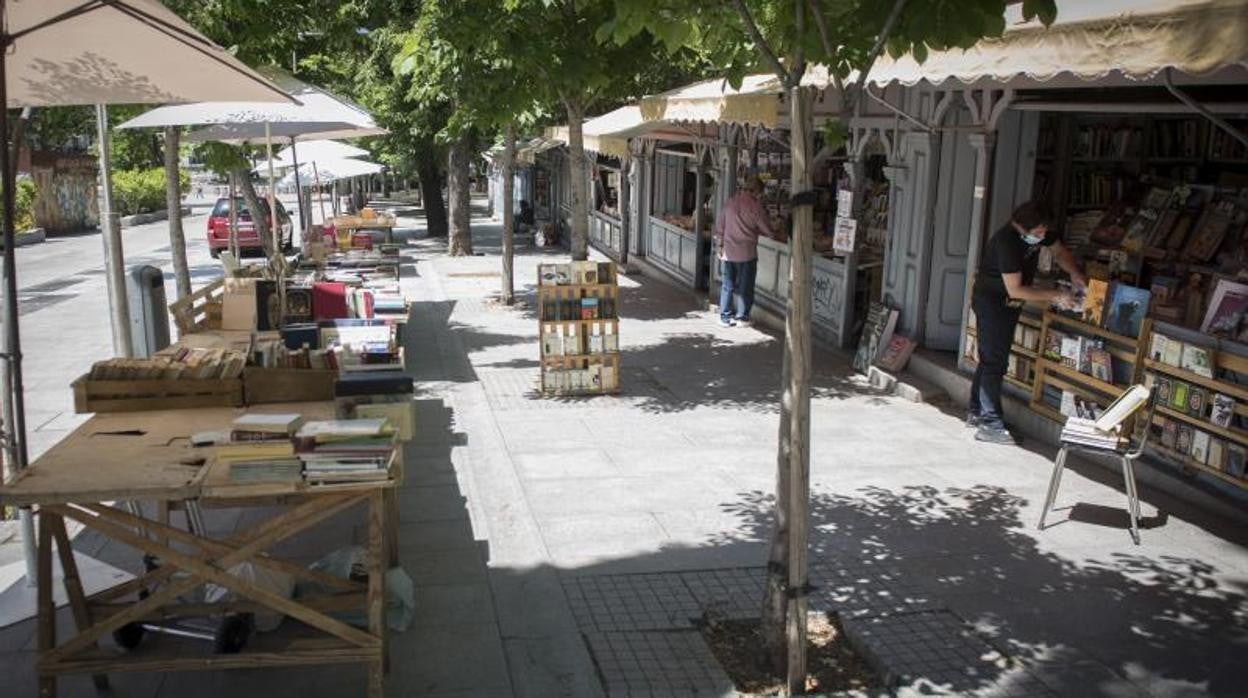 Los libreros de la Cuesta de Moyano preparan sus casetas