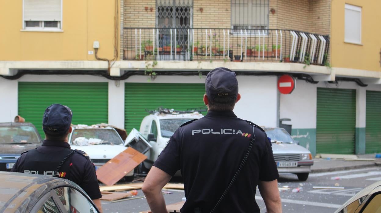 Imagen de dos agentes de la Policía Nacional