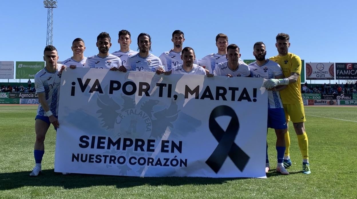 Los jugadores del Talavera se fotografiaron con ese cartel antes de comenzar el encuentro