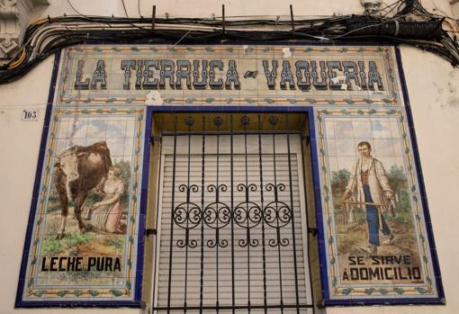 Los azulejos firmados por el maestro Enrique Guijo en la avenida del Monte Igueldo, 103
