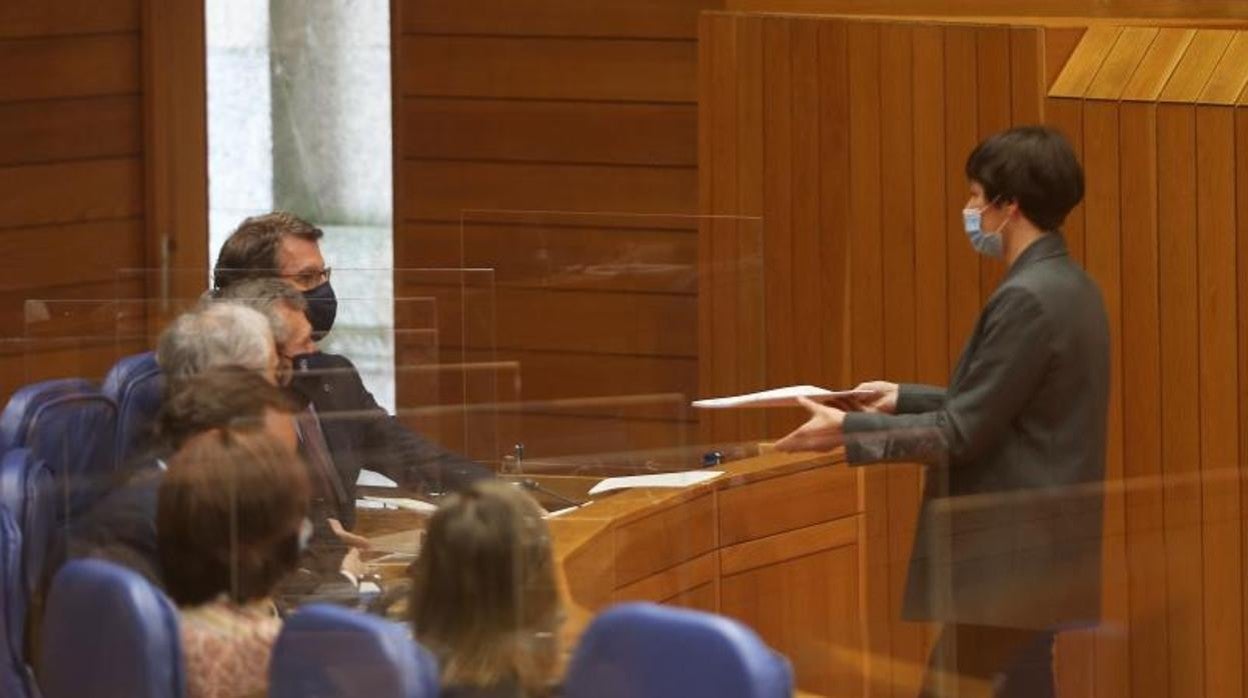 Otra foto de Pontón con Feijóo: cuando se acercó a su escaño el pasado 24 de febrero, pese a la reprimenda de Santalices